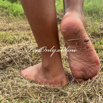 laetitia-pieds-sales-1